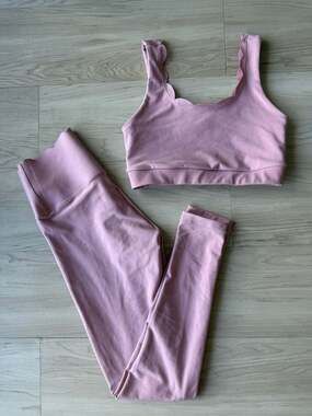 925 Fit Scalloped Edge Activewear Set Sports Bra and Leggings in Blossom Pink